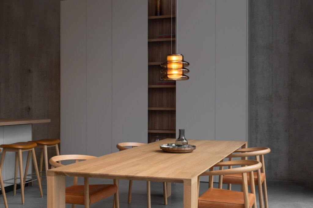 A-N-D Light Pace pendant, single ribbed cylinder above a dining table