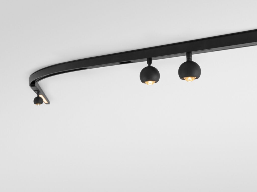 Modular Pista track with Marbulito spotlights and a curved connection